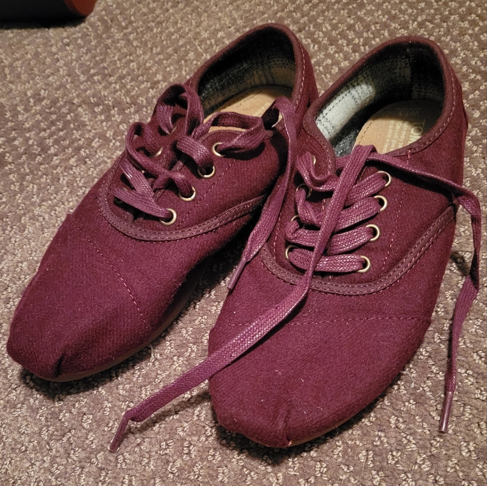 Toms maroon shoes